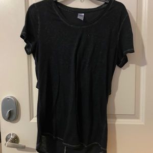 Cute ath-leisure shirt w/hole in middle of back